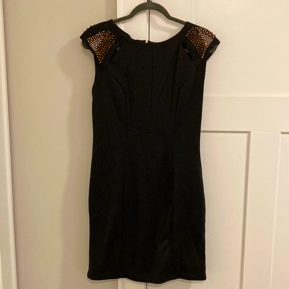 ❤️❤️❤️Super cute black cocktail dress with shoulder detail